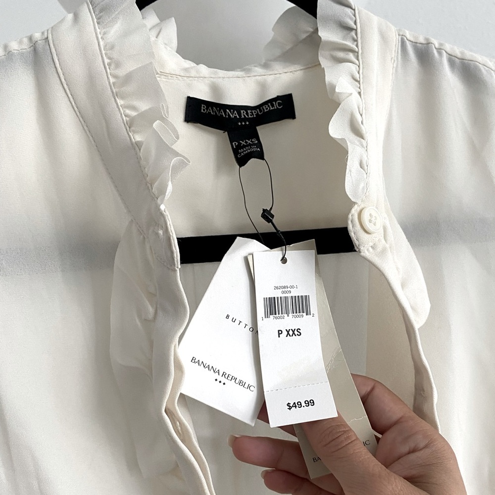NEW WITH TAGS Sleeveless lightweight blouse